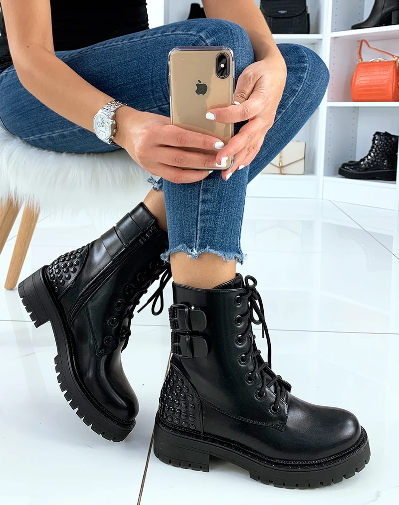 Bottines montantes noires ornées de clous noirs