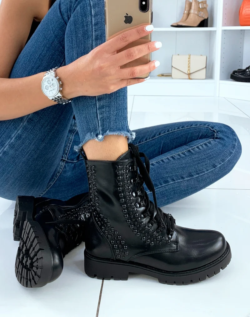 Bottines montantes noires ornées de perles noires