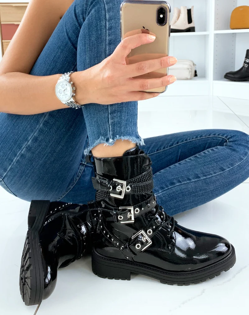 Bottines montantes noires vernies à lanières cloutée