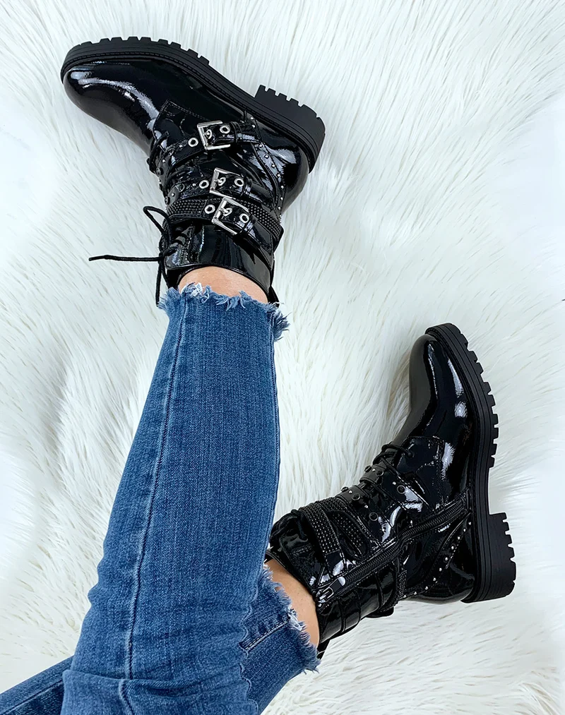 Bottines montantes noires vernies à lanières cloutée