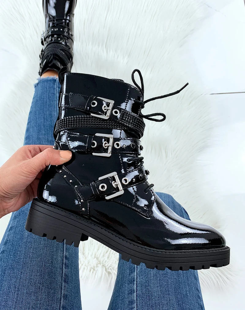 Bottines montantes noires vernies à lanières cloutée