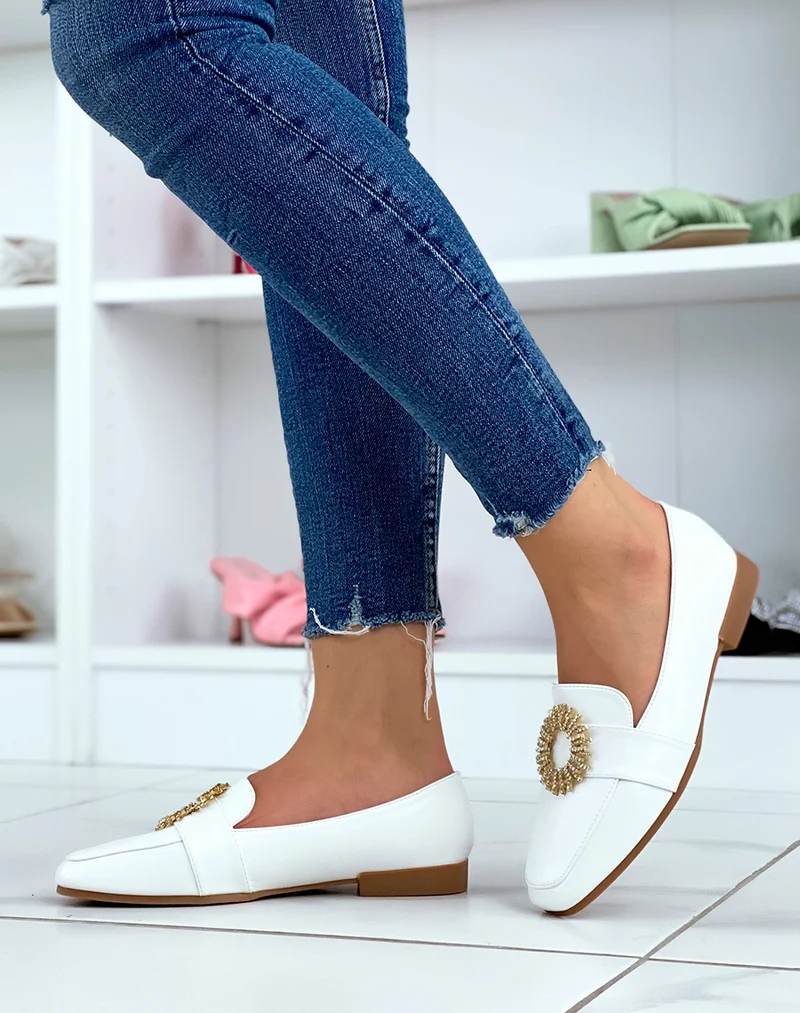 Mocassins blancs avec détail doré