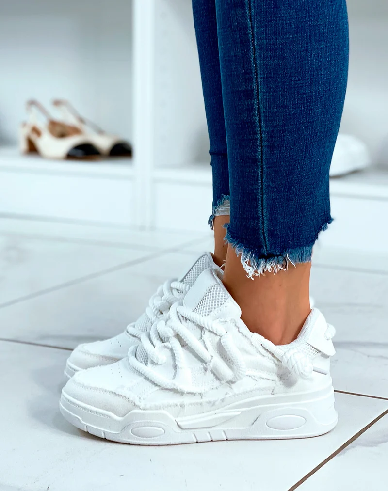 BASKETS BLANCHES ? LACET ?PAIS ET ? EFFET JEANS D?CHIR?S