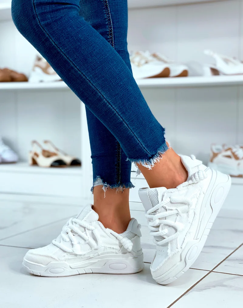 BASKETS BLANCHES ? LACET ?PAIS ET ? EFFET JEANS D?CHIR?S
