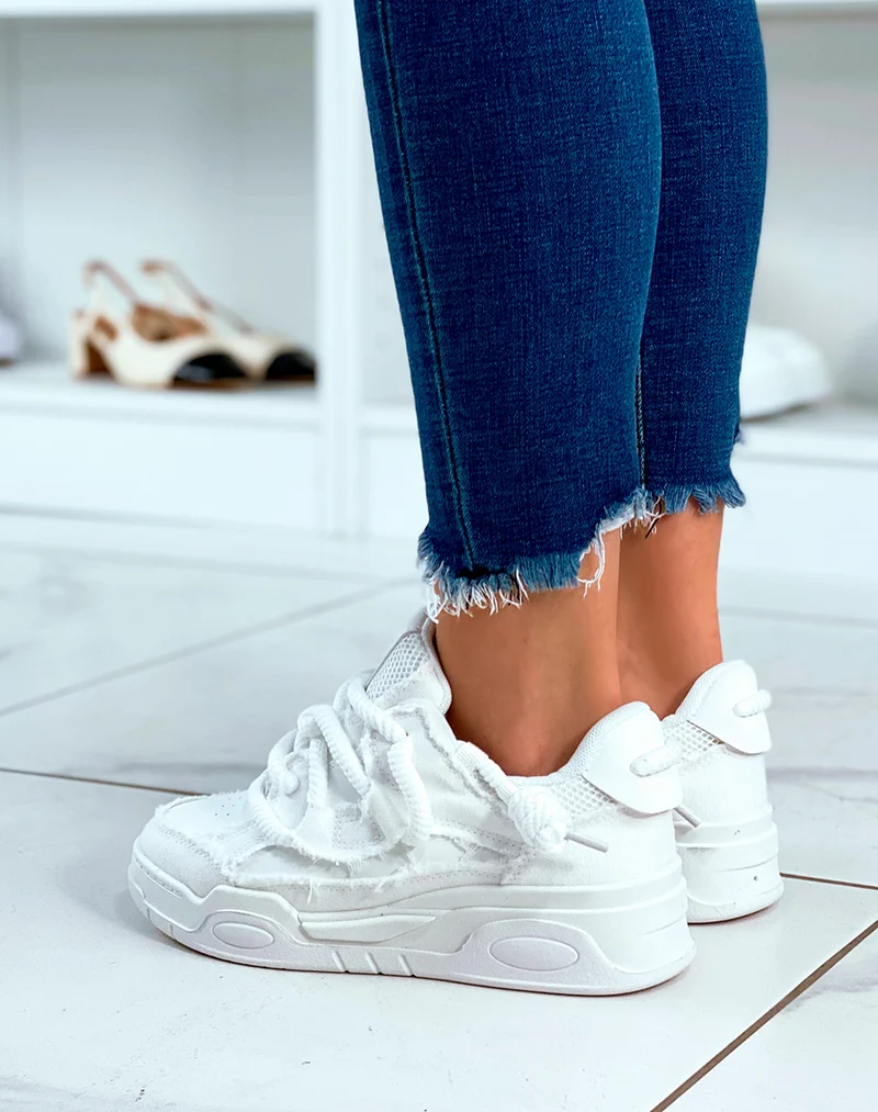 BASKETS BLANCHES ? LACET ?PAIS ET ? EFFET JEANS D?CHIR?S