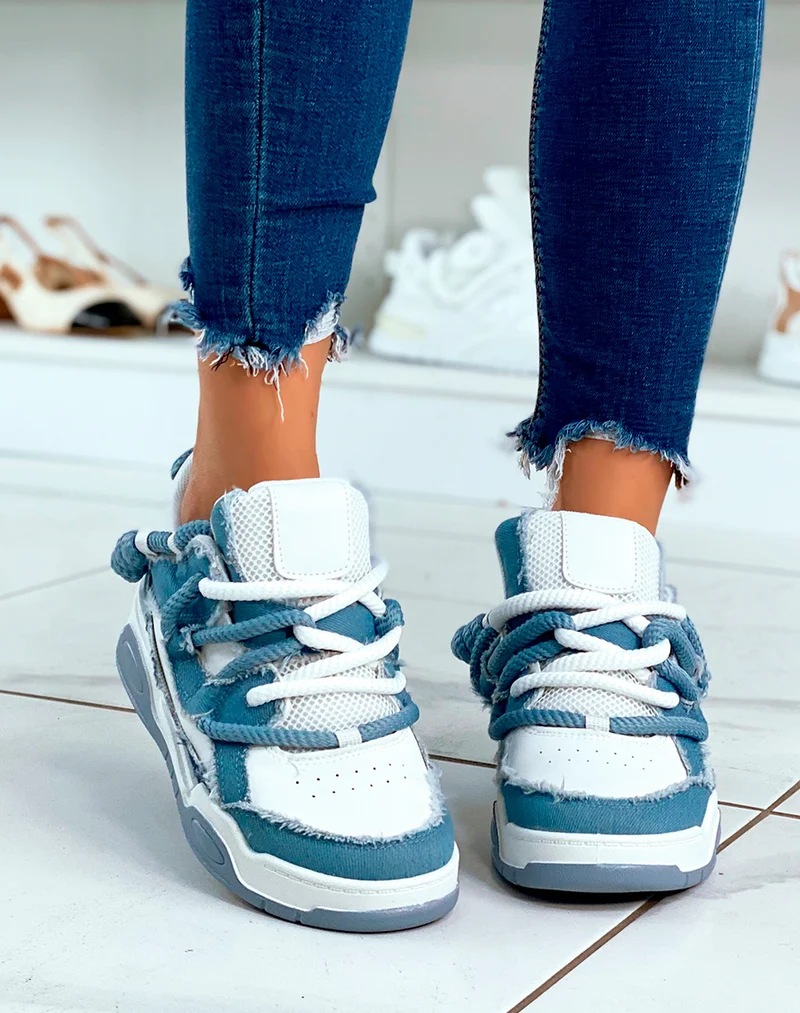 BASKETS BLANC ET BLEU ? LACET ?PAIS ET ? EFFET JEANS D?CHIR?S