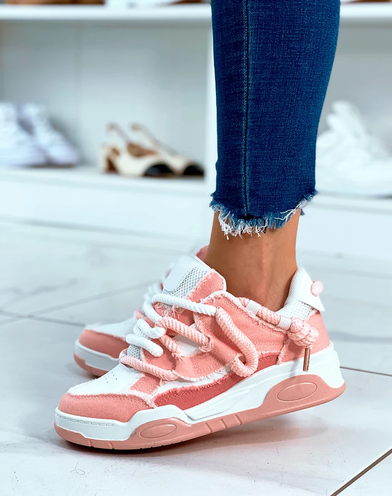 BASKETS BLANC ET ROSE ? LACET ?PAIS ET ? EFFET JEANS D?CHIR?S