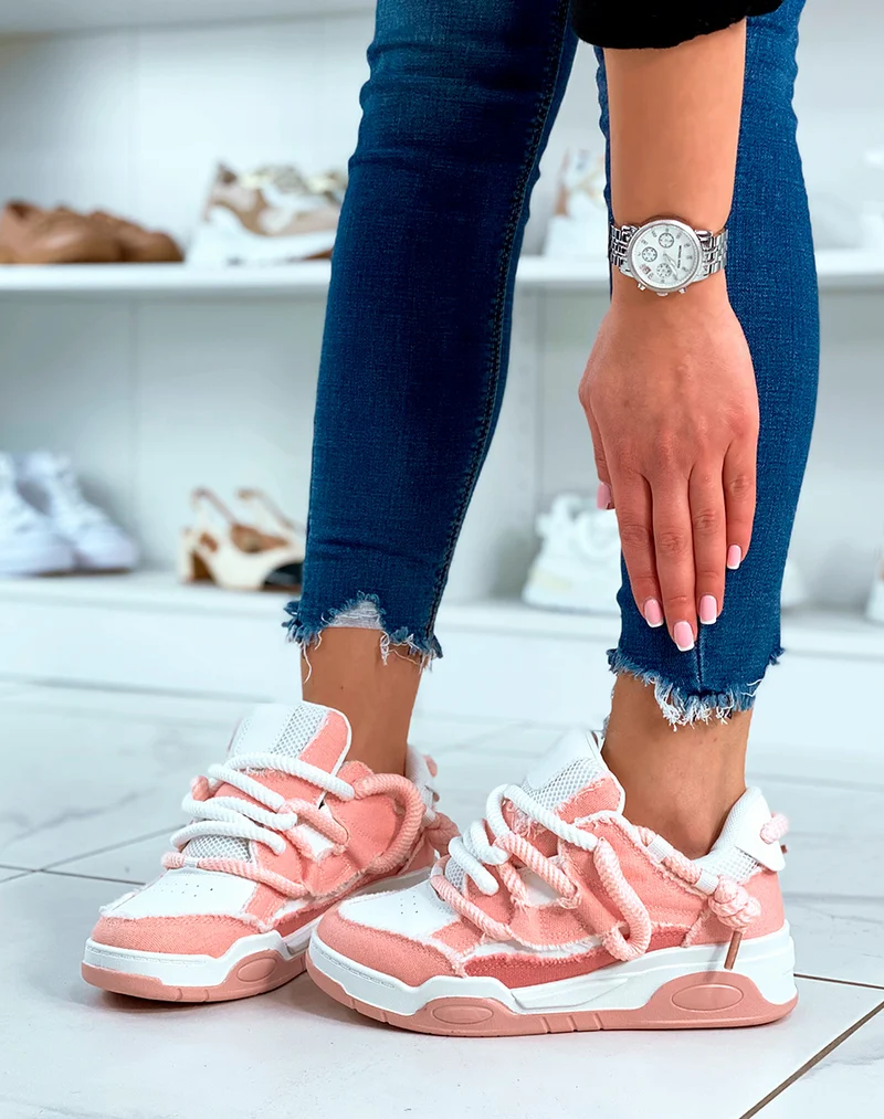 BASKETS BLANC ET ROSE ? LACET ?PAIS ET ? EFFET JEANS D?CHIR?S