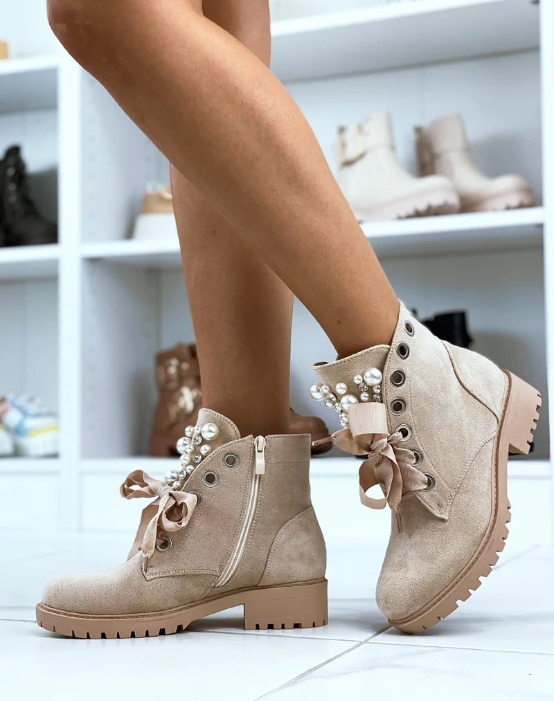Bottines en suédine beiges à lacets épais et ajourées de perles