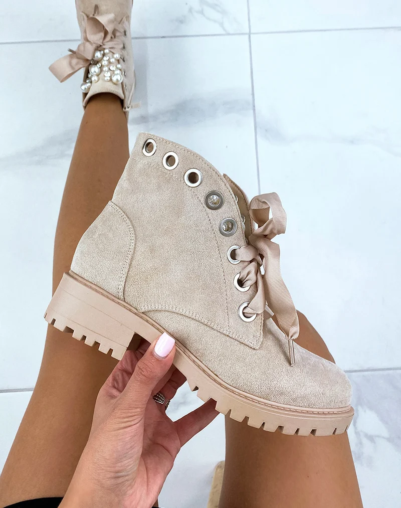 Bottines en suédine beiges à lacets épais et ajourées de perles