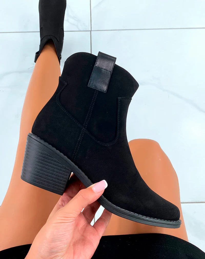 Bottines style santiags en suédine noire à petit talon pour femmes