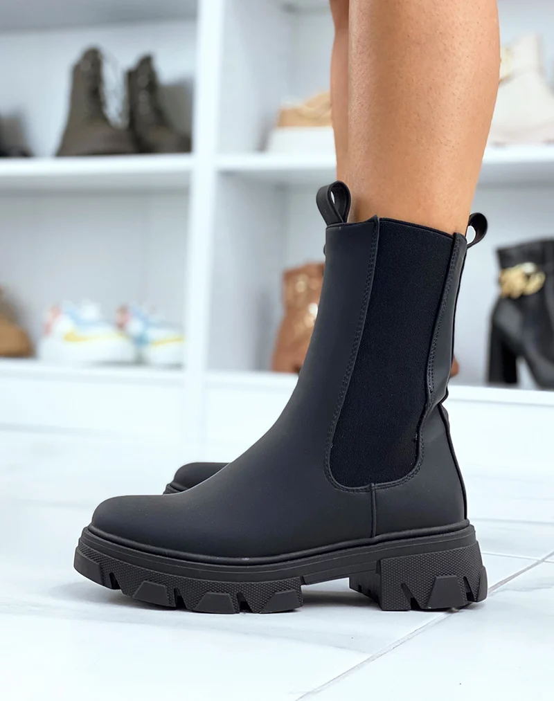 Bottines noires montantes style chelsea à semelle crantée