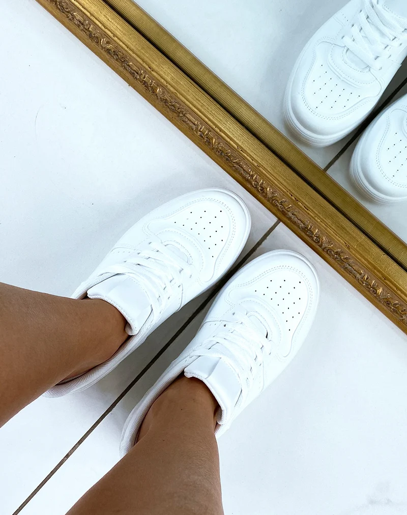 Baskets blanches avec des surpiqures