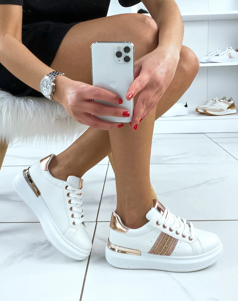 Baskets blanches à plateforme épaisse et détail rosegold