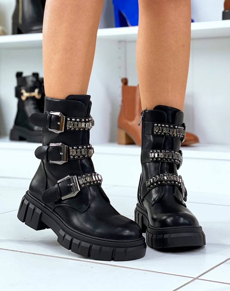Bottines noires à triple lanières à clous et et bijoux argentés