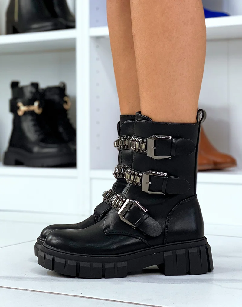 Bottines noires à triple lanières à clous et et bijoux argentés