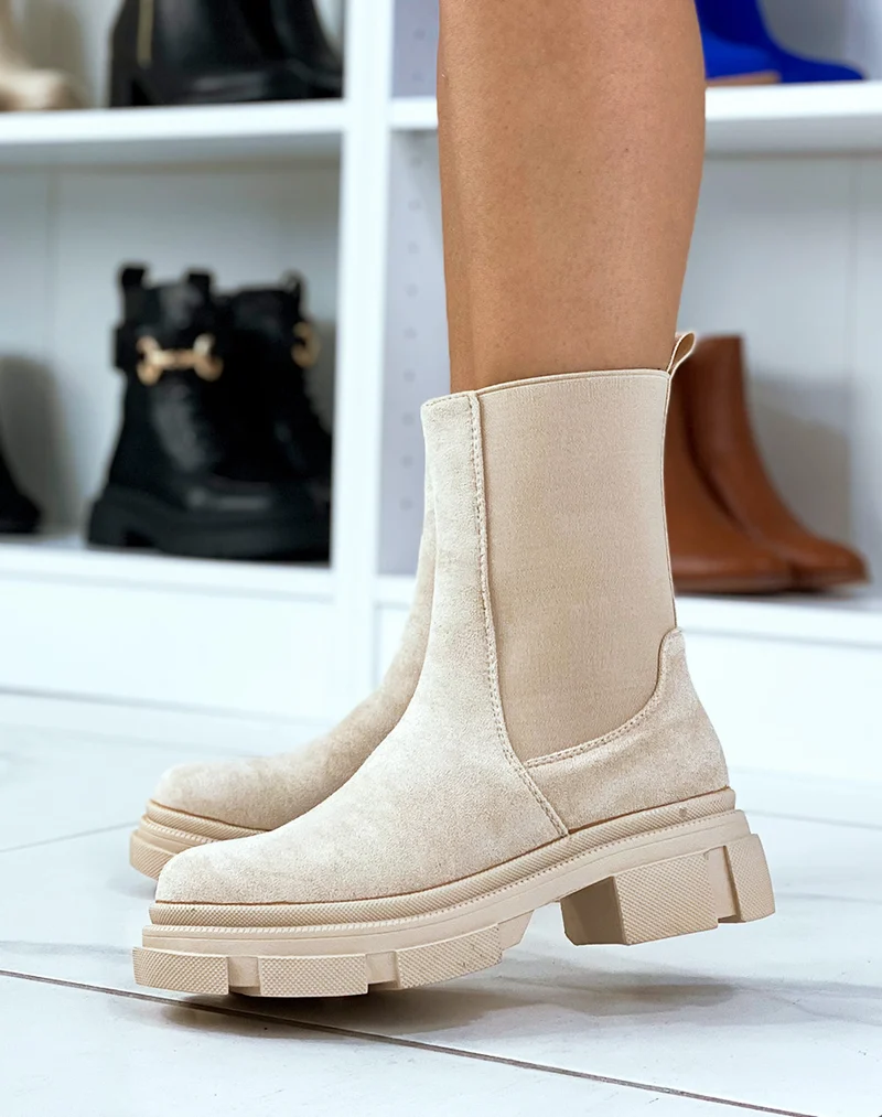 Bottines beiges en suédine montantes à semelle crantée