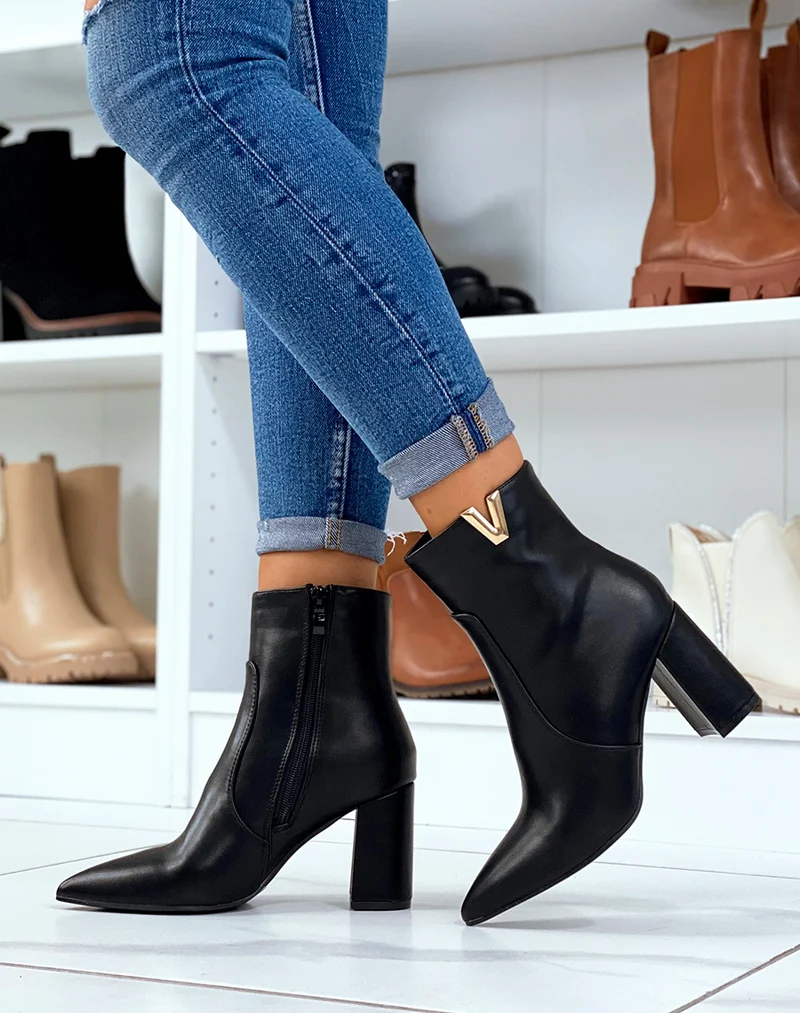 Bottines noires à détail doré en forme de v