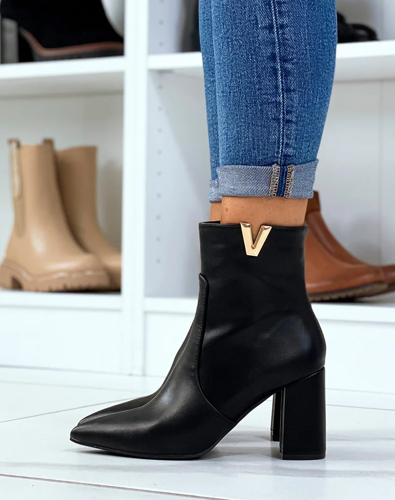 Bottines noires à détail doré en forme de v