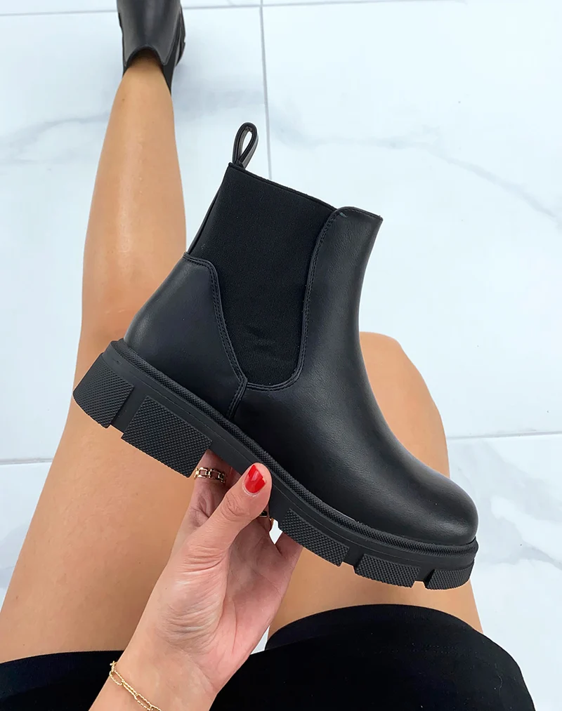 Bottines noires à élastique asymétrique