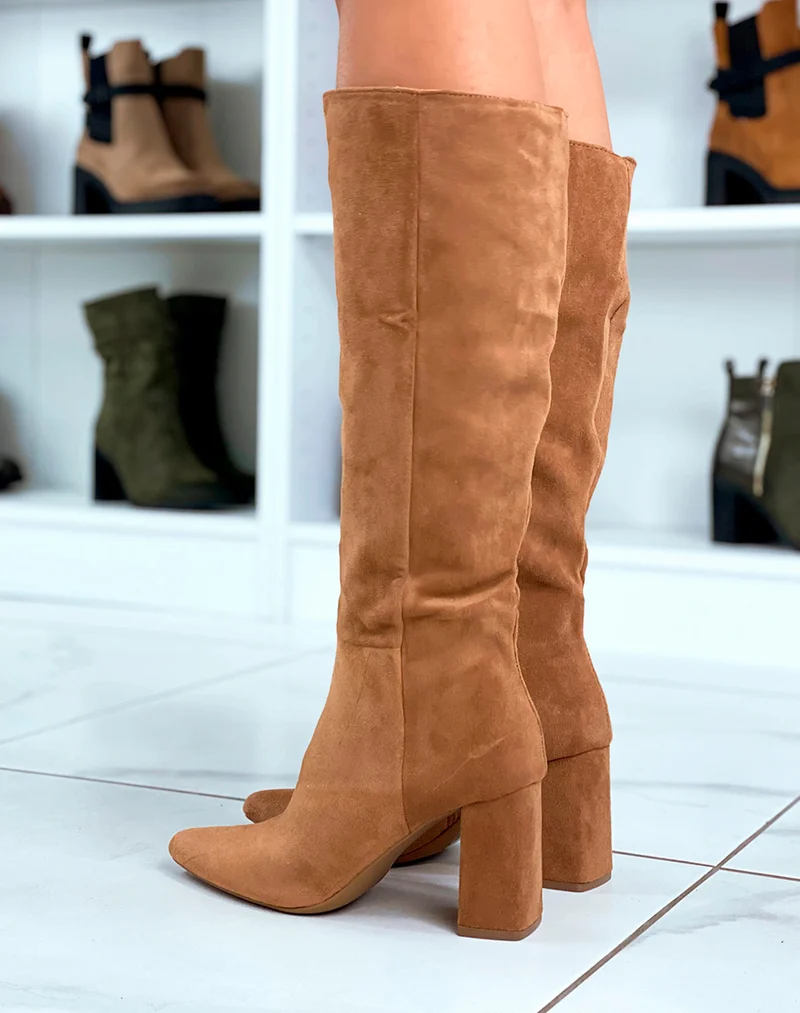 Sophistication Naturelle : Bottes Camel en Suédine