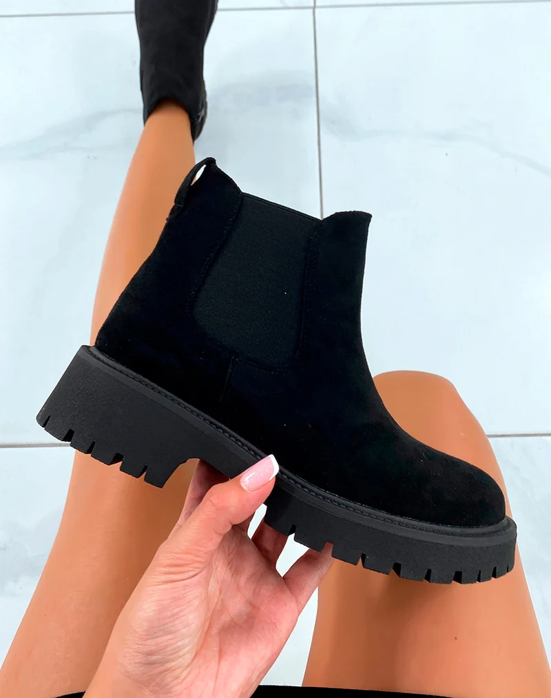 Classique Raffiné : Bottines Noires Basses en Suédine Style Chelsea
