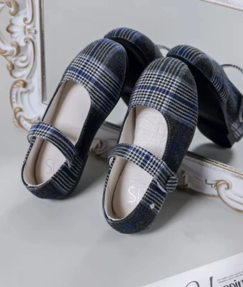 Mocassins Habillés Souples À Carreaux Et Décoration Bébé