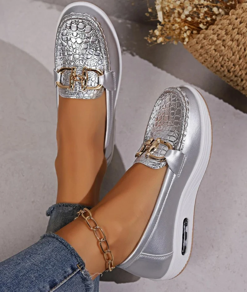 Mocassins Ouverts Compensés Effet Cuir Croco Chaîne Dorée Femme