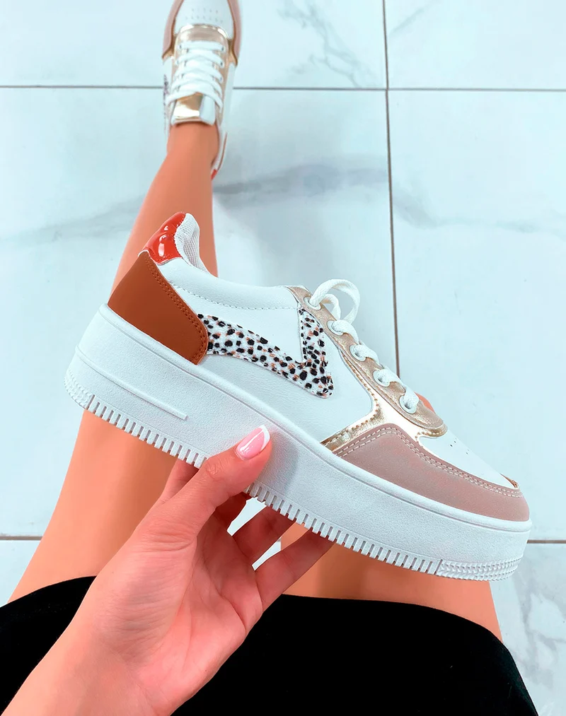 Baskets blanches aux empiècements tricolores et détails guépard