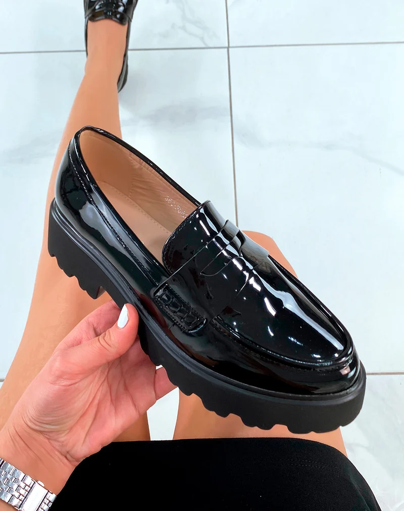 Mocassins noirs vernis à semelle épaisse et crantée