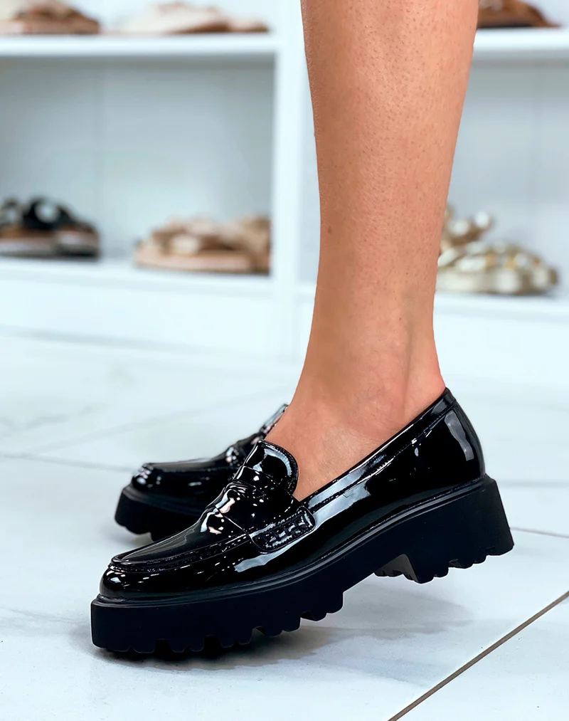 Mocassins noirs vernis à semelle épaisse et crantée