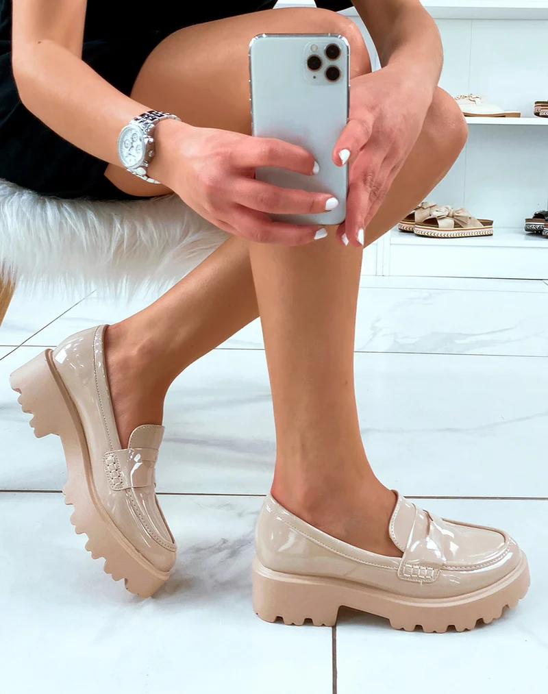Mocassins beige vernis à semelle épaisse et crantée