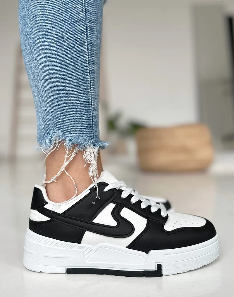 Baskets blanches et noirs