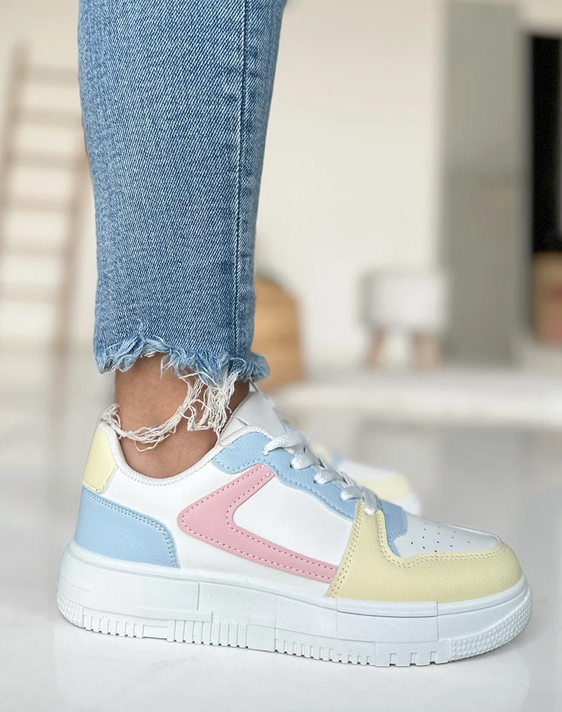 Baskets blanches avec empiècements colorés