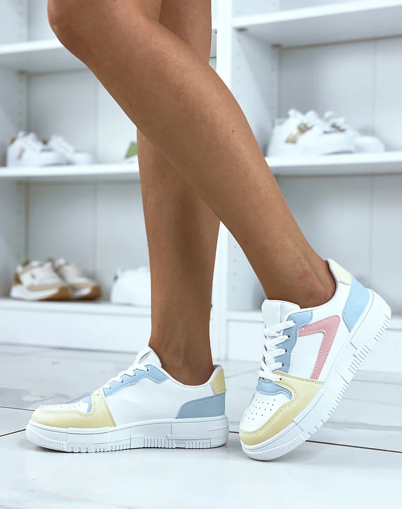 Baskets blanches avec empiècements colorés