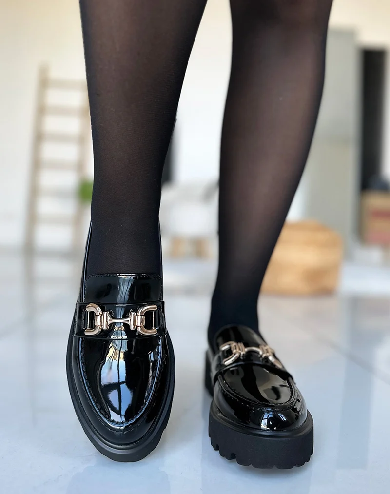 Mocassins noir vernis à détail doré