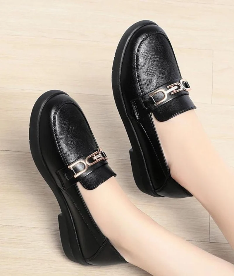 Mocassins Noirs À Semelle Épaisse Et Chaine Dorée Pour Femme