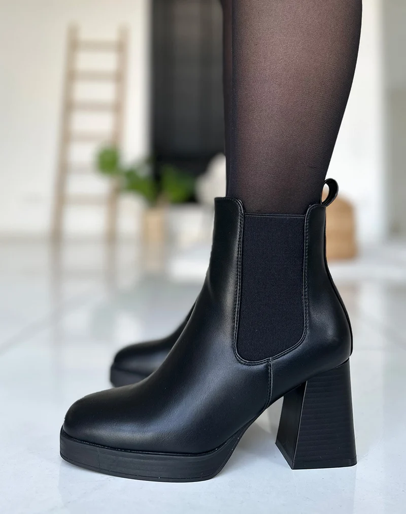 Bottines noires à talon et côté à élastique