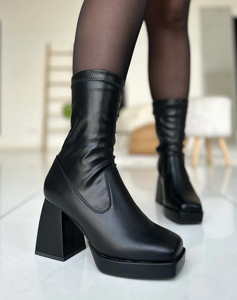 Bottines noires à talon et tige effet chaussette