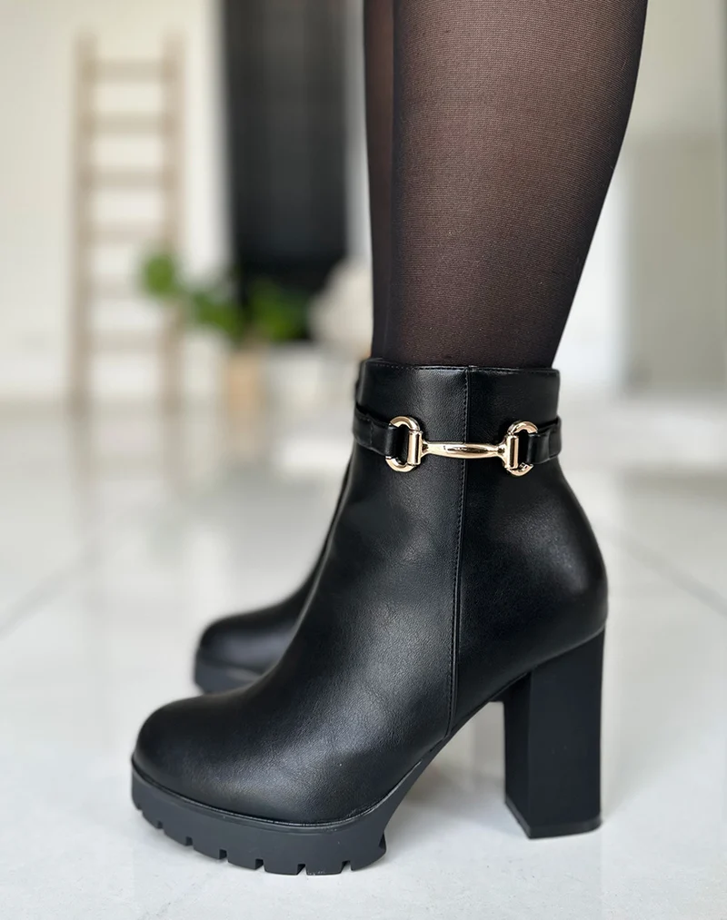 Bottines noires à talons et à détail doré