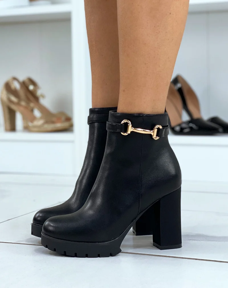 Bottines noires à talons et à détail doré