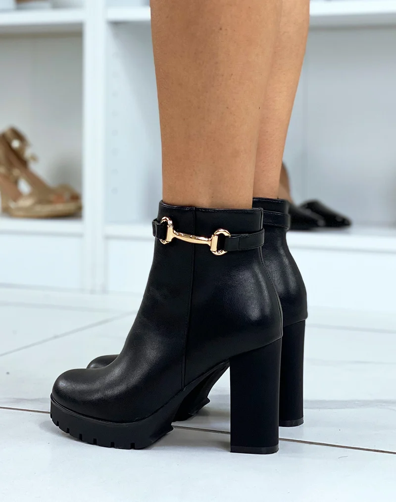 Bottines noires à talons et à détail doré