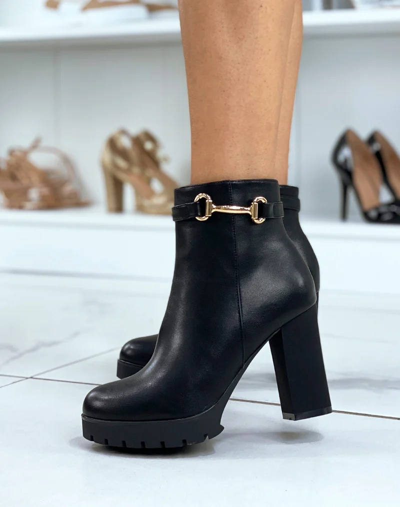 Bottines noires à talons et à détail doré