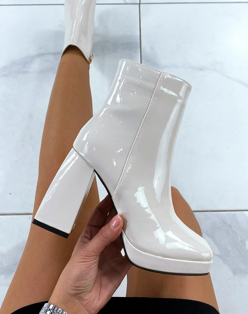 Bottines basses beiges vernis avec talon épais