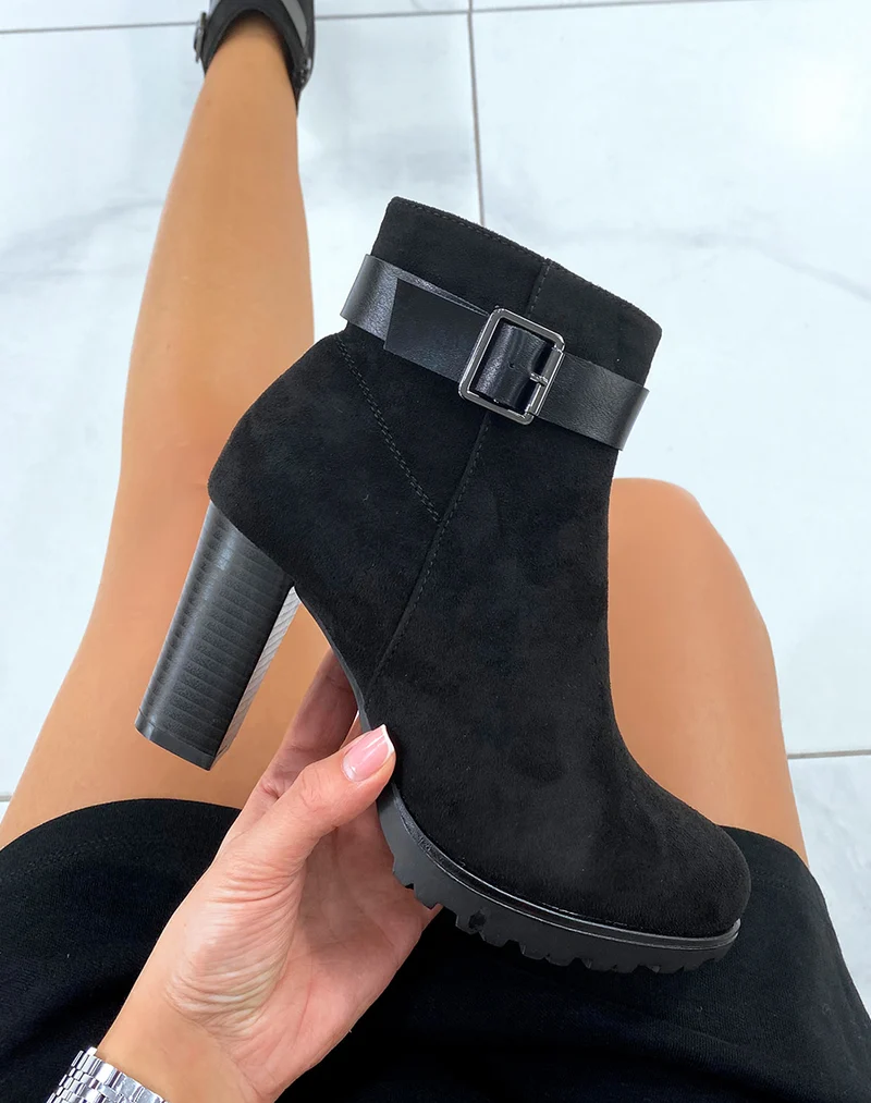 Bottines en suédine noire à talons