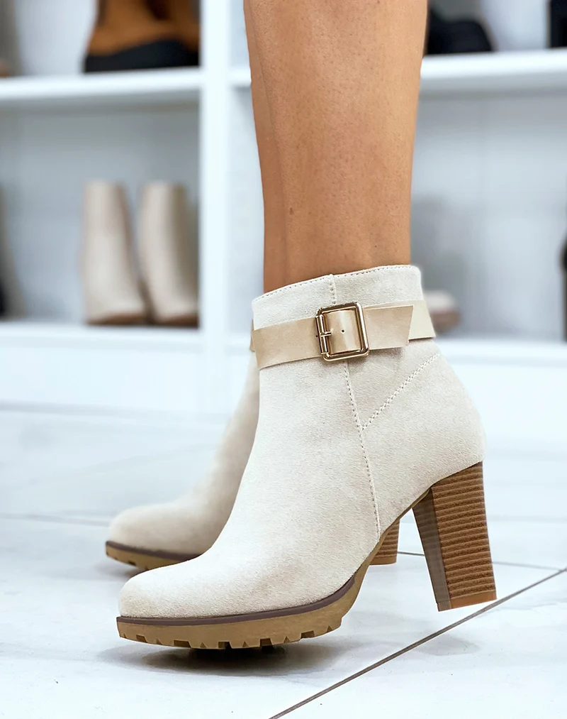 Bottines en suédine beige à talons