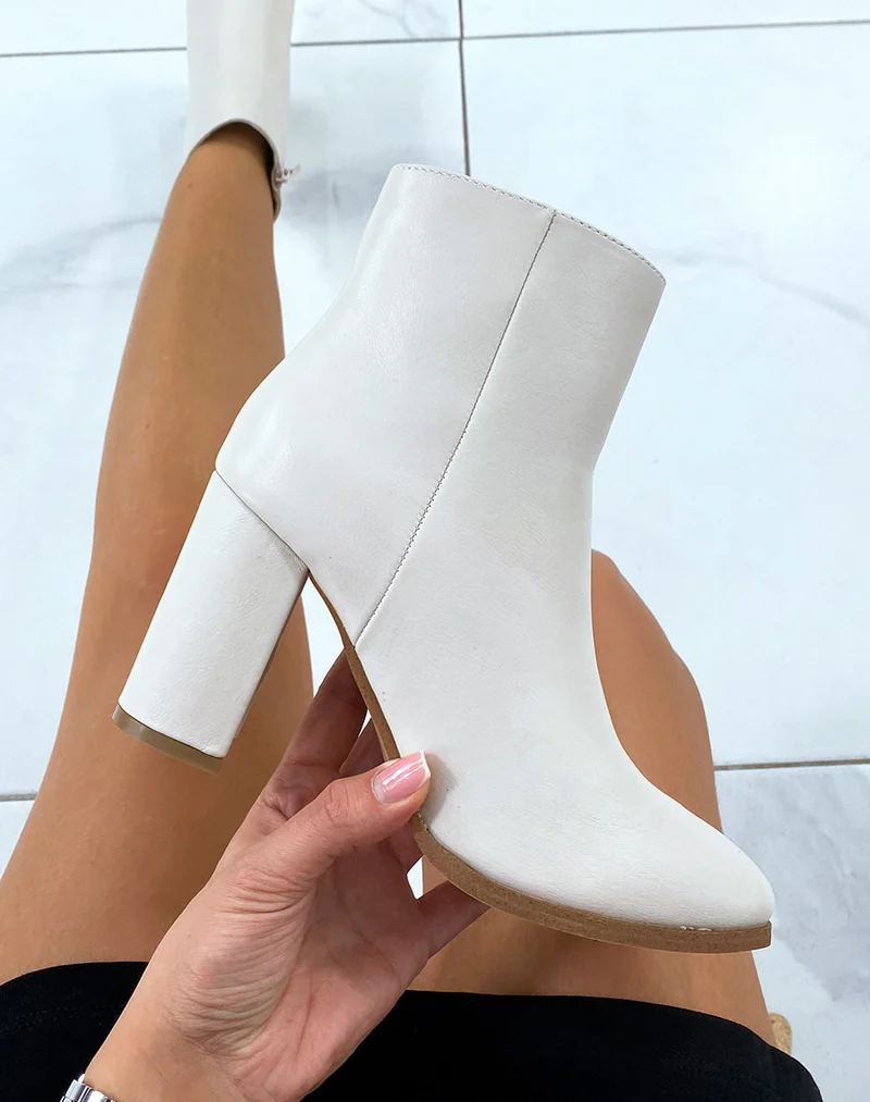 Bottines beiges à talons et bout carré