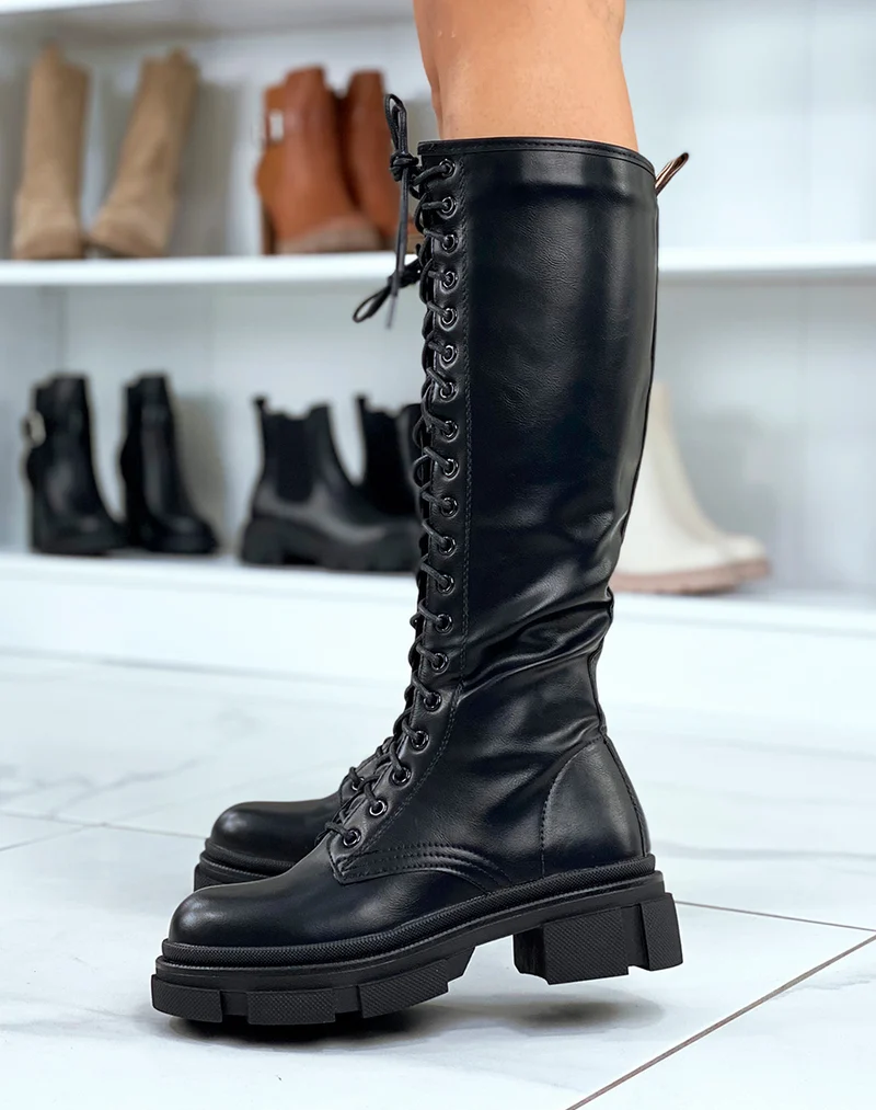 Bottes noires à lacets e semelle légèrement crantée