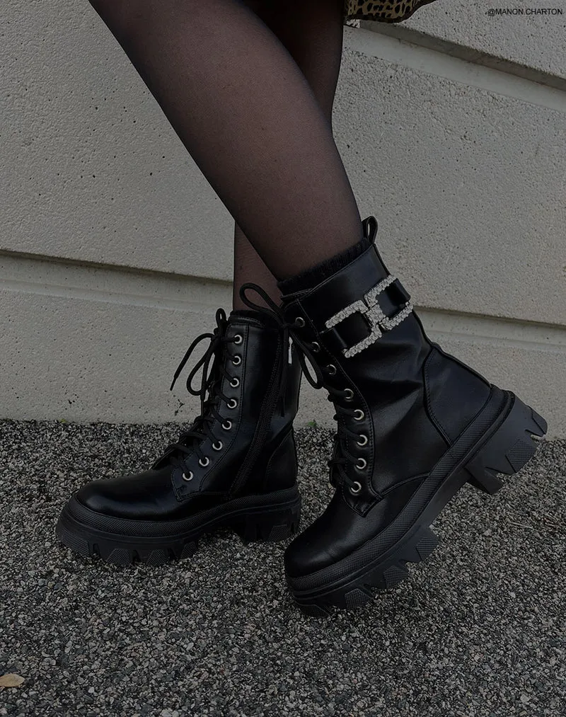 Bottines noires à lacet et bijoux à strass argentés