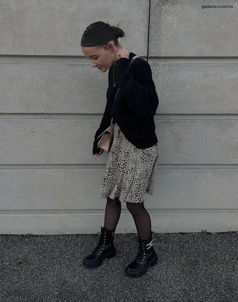 Bottines noires à lacet et bijoux à strass argentés